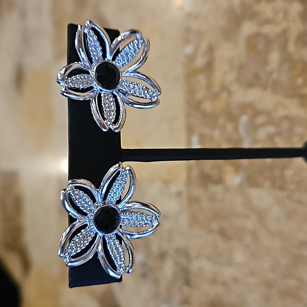 Sarah Coventry Cov Flower Earrings Black Beauty Clip On Vintage Silver Tone